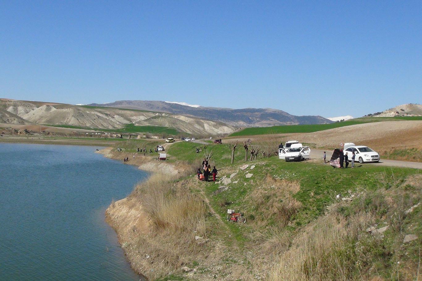 Mesire alanları piknik için kapatılınca vatandaşlar baraj kenarına akın etti Mesire alanları piknik için kapatılınca vatandaşlar baraj kenarına akın etti